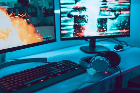 VA vs. IPS: Zwei LCD-Bildschirme stehen auf einem Schreibtisch nebeneinander.
