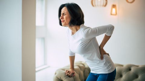 Eine Frau leidet unter Rückenschmerzen