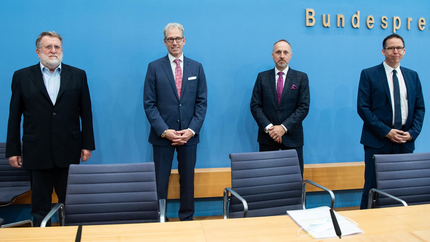 Referierten in der Bundespressekonferenz zu den kommenden Coronamaßnahmen: Stiko-Chef Thomas Mertens, Andreas Gassen, Vorstandsvorsitzender der Kassenärztlichen Bundesvereinigung, sein Stellvertreter Stephan Hofmeister und Martin Scherer, Präsident der Deutschen Gesellschaft für Allgemeinmedizin und Familienmedizin (v.l.n.r.)