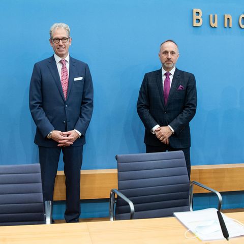 Referierten in der Bundespressekonferenz zu den kommenden Coronamaßnahmen: Stiko-Chef Thomas Mertens, Andreas Gassen, Vorstandsvorsitzender der Kassenärztlichen Bundesvereinigung, sein Stellvertreter Stephan Hofmeister und Martin Scherer, Präsident der Deutschen Gesellschaft für Allgemeinmedizin und Familienmedizin (v.l.n.r.)