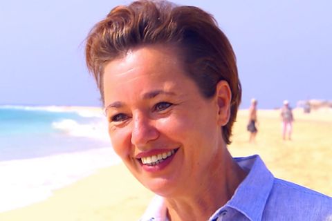 Peggy Gau lächelt am Strand der Kap Verden in die Kamera.