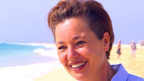 Peggy Gau lächelt am Strand der Kap Verden in die Kamera.