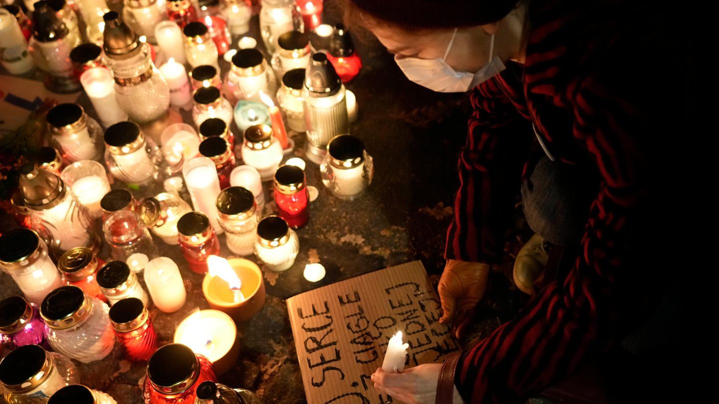 Warschau, Polen: Menschen stellen Kerzen zum Gedenken an eine Frau auf, die in der 22. Schwangerschaftswoche gestorben ist