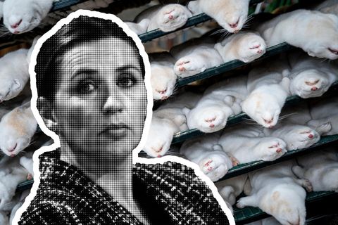 Vorne: Mette Frederiksen. Im Hintergrund: getötete Nerze liegen auf Gittern