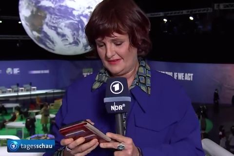 Tagesschau-Patzer: So erklärt Reporterin Annette Dittert ihren Griff zum Handy