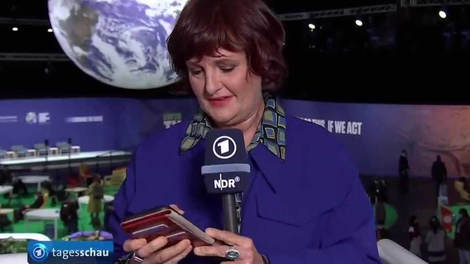 Tagesschau-Patzer: So erklärt Reporterin Annette Dittert ihren Griff zum Handy Tagesschau-Patzer: So erklärt Reporterin Annette Dittert ihren Griff zum Handy