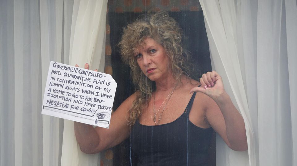 Benzin-Mangel und mehr: Diese Dame fühlt sich durch ihren zehntägigen Quarantäneaufenthalt in einem Hotel am Heathrow Airport ihrer Freiheitsrechte beraubt. Diese Dame fühlt sich durch ihren zehntägigen Quarantäneaufenthalt in einem Hotel am Heathrow Airport ihrer Freiheitsrechte beraubt.