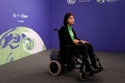 Karine Elharrar wartet bei einem Treffen des britischen und israelischen Premierministers, währen des Klimagipfels.