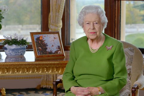 Queen Elizabeth sitzt in Schloss Windsor neben einem Bild von Prinz Philip