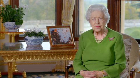 Queen Elizabeth sitzt in Schloss Windsor neben einem Bild von Prinz Philip