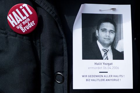 Vor 12 Jahren enttarnte sich der NSU: Der Mord an Halit Yozgat und die große Frage: Warum behinderten Geheimdienst und Politik die Arbeit der Mordkommission?