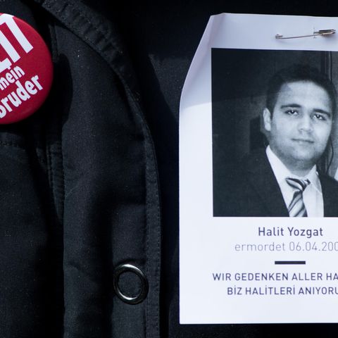 Vor 12 Jahren enttarnte sich der NSU: Der Mord an Halit Yozgat und die große Frage: Warum behinderten Geheimdienst und Politik die Arbeit der Mordkommission?