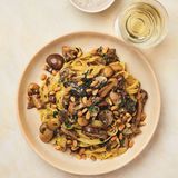 Steinpilz-Tagliatelle mit Pinienkernen