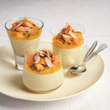 Weißes Schokoladen-Parfait mit Mango und Passionsfrucht