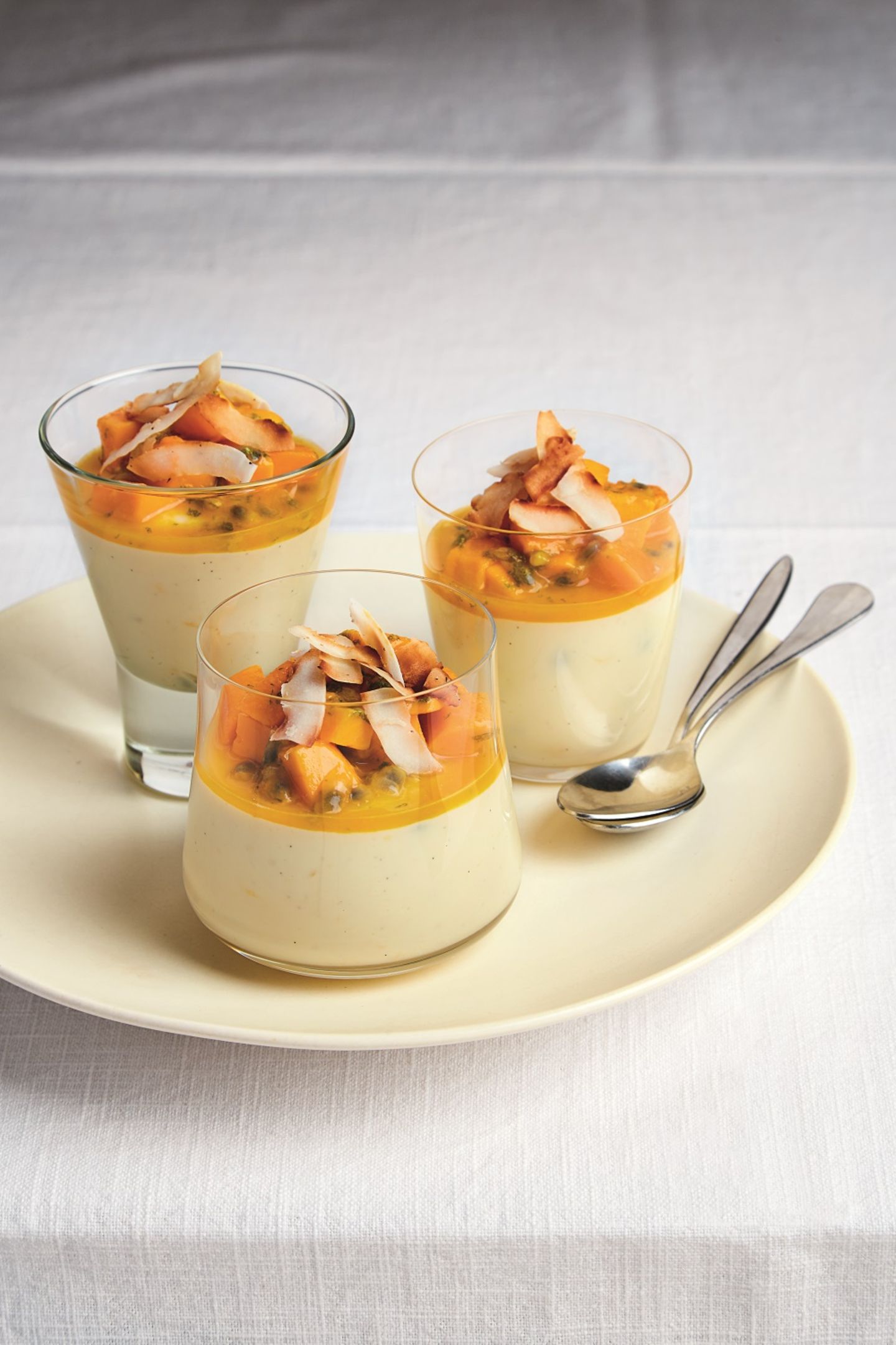 Weißes Schokoladen-Parfait mit Mango und Passionsfrucht Weißes Schokoladen-Parfait mit Mango und Passionsfrucht