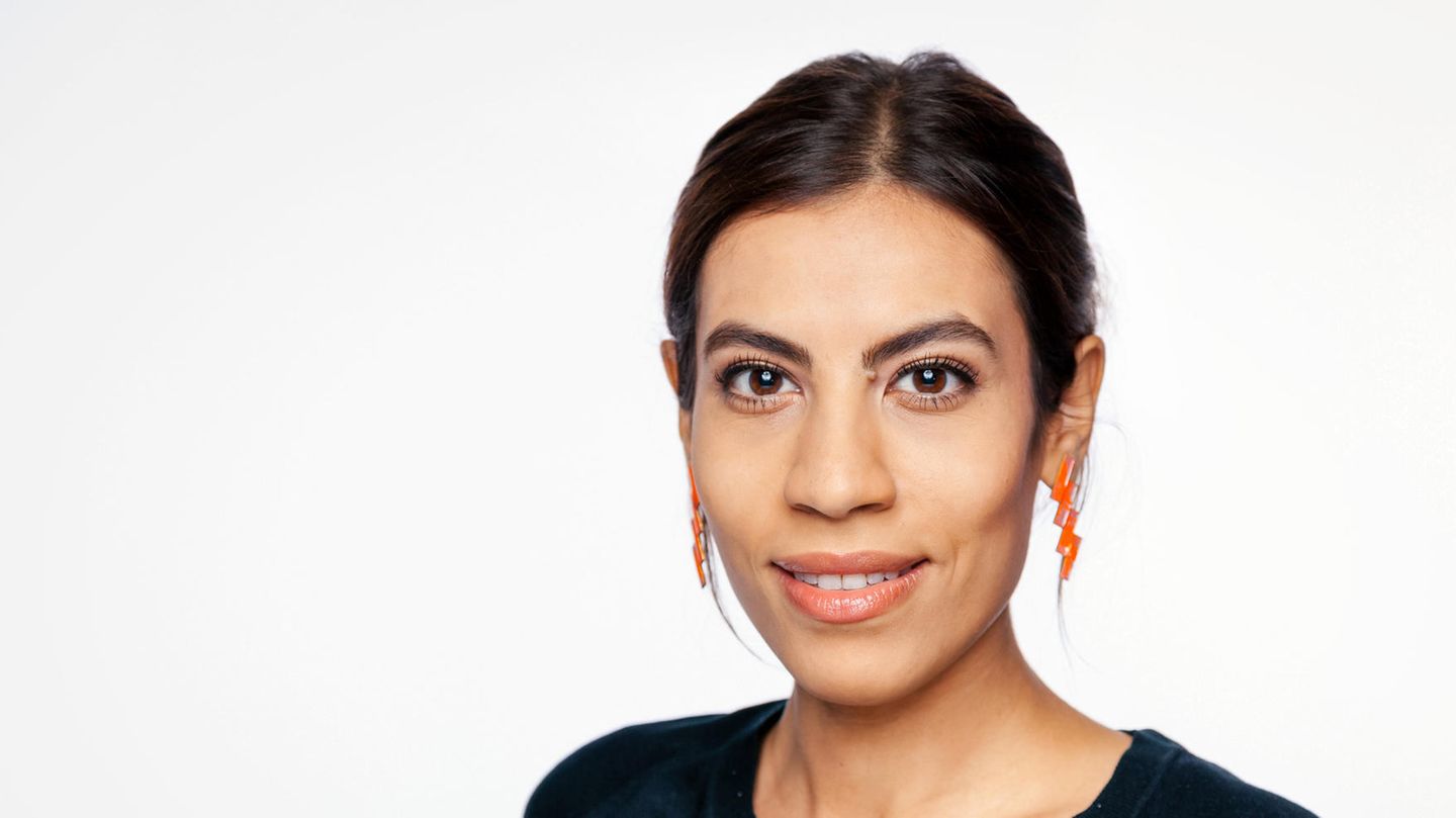 Ein Porträtfoto von Nemi El-Hassan, auf dem sie lächelt