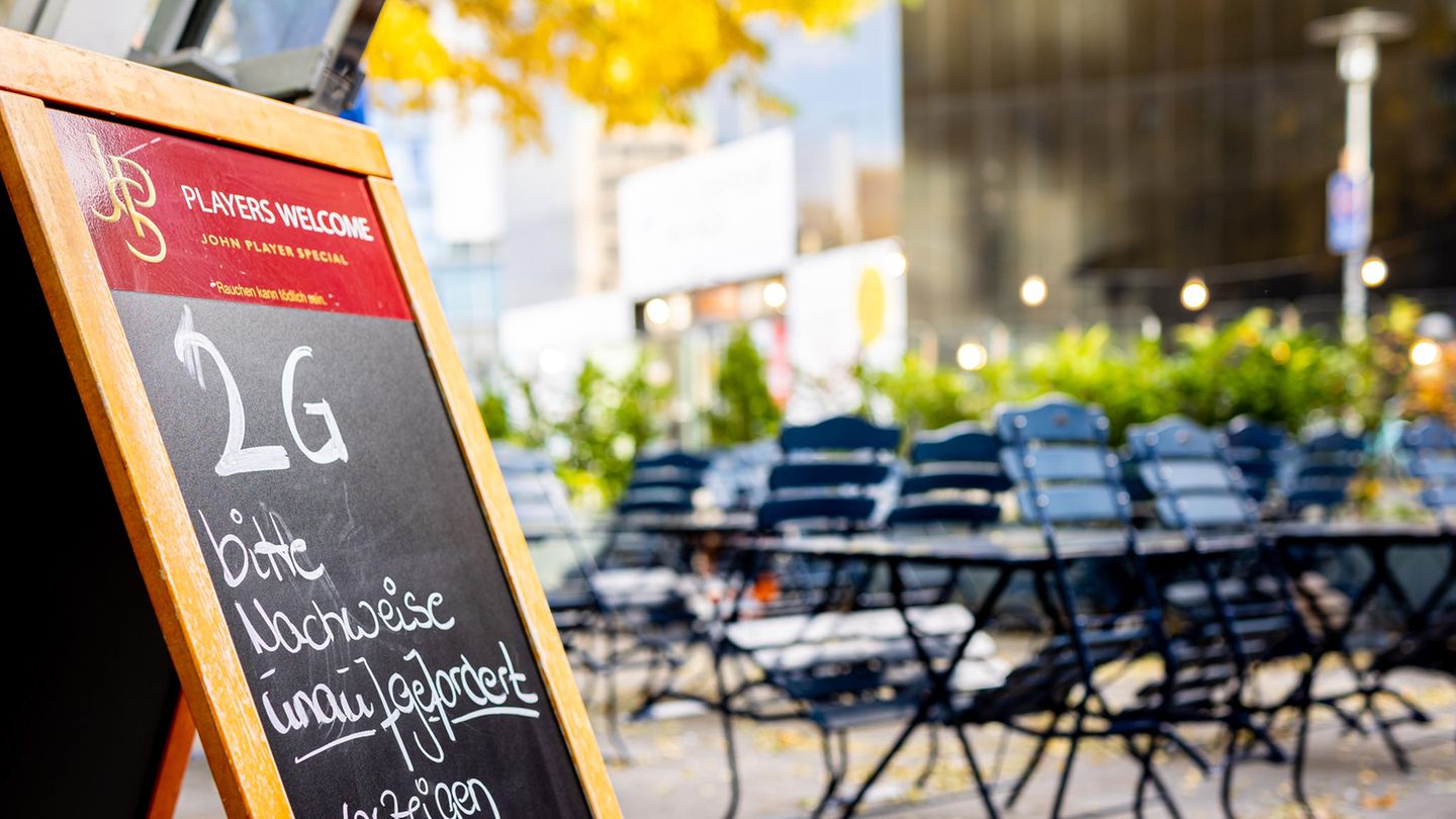 Die Aufschrift «2G – bitte Nachweise unaufgefordert vorzeigen - Danke» ist auf dem Aufsteller eines Restaurants zu lesen