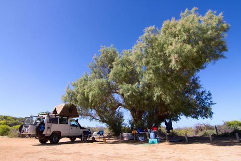 Geländewagen mit Dachzelt auf einem Campingplatz an der Westküste Australiens