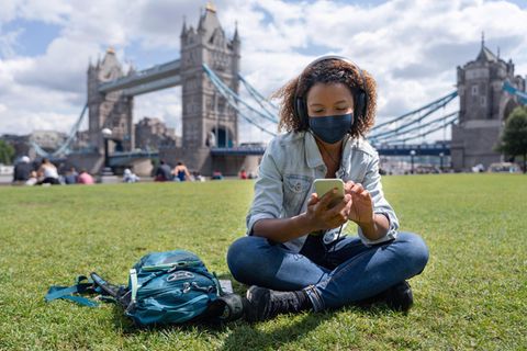 London-Besucherin und die Tower Bridge