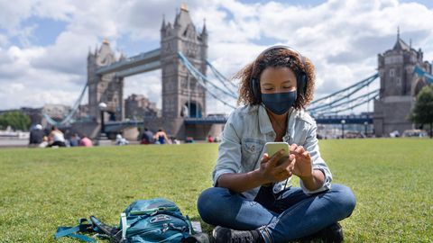 London-Besucherin und die Tower Bridge