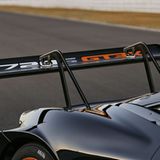 Der mächtige Heckspoiler sorgt für Abtrieb