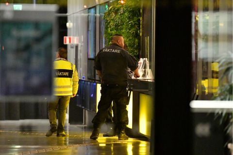 Wachpersonal geht nahe der Stelle, an der bei einem Sturz eines Konzerthauses zwei Menschen ums Leben kamen
