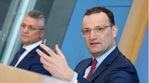 Jens Spahn (CDU, r), Bundesgesundheitsminister, und Lothar Wieler, Präsident des Robert-Koch-Instituts