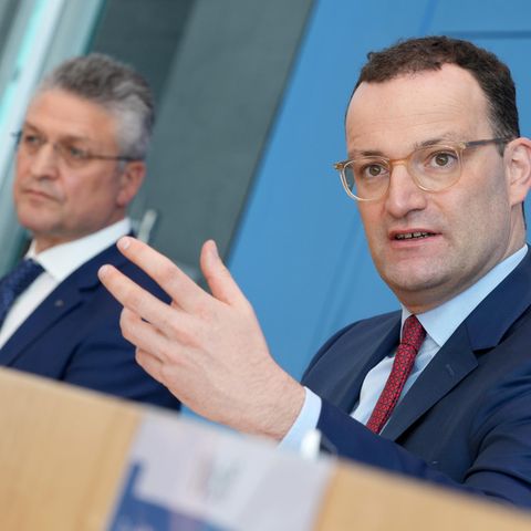 Jens Spahn (CDU, r), Bundesgesundheitsminister, und Lothar Wieler, Präsident des Robert-Koch-Instituts