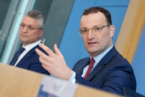 Jens Spahn (CDU, r), Bundesgesundheitsminister, und Lothar Wieler, Präsident des Robert-Koch-Instituts