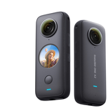 Insta360 One X2 - Viele Kameras in einer  Klar, man kann auch mit dem Smartphone filmen, doch wer seine Zuschauer mit überraschenden Perspektiven und Kamerafahrten beeindrucken möchte, sollte sich eine 360-Grad-Kamera wie die Insta360 One X2 zulegen. Sie filmt mit ihren beiden 180-Grad-Linsen alles um sie herum in einer Auflösung von 5,7 K, der angeschraubte 1,5 Meter lange Selfiestick wird dabei automatisch aus dem Bild herausgerechnet. Das sieht dann so aus, als schwebte die Kamera wie eine Drohne um einen herum. Die kostenlose App und der Software für Windows und Mac fügen die beiden 180-Grad-Videos automatisch zu einem einer 360-Grad Aufnahme zusammen. In der Nachbearbeitung wird dann die gewünschte Blickrichtung gewählt. Die One X2 ist bis zehn Meter wasserdicht und sprachgesteuert. Über den eingebauten kleinen Bildschirm können Belichtungszeit, ISO-Wert und Blende auch manuell eingestellt werden. Sehr praktisch bei schwierigen Lichtverhältnissen. Social-Plattformen wie Facebook erkennen 360-Grad-Fotos automatisch, so dass sich andere User per Maus im Bild umschauen können. Mit knapp 500 Euro sicher kein Schnäppchen. Sie lohnt sich aber für alle, die gern coole Filme aus dem Urlaub zurückbringen oder direkt aus der Kamera posten möchten.    Henry Lübberstedt, Redakteur