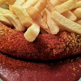 Currywurst mit Pommes