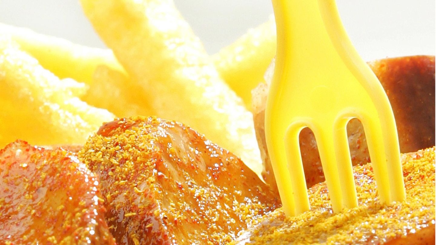 Lebensmittelindustrie: Für den Vergleich treten die günstige Rewe-Currywurst von Ja! für 1,44 Euro, die etwas höherpreisige Rewe-Eigenmarke Curry Kult für 2,19 Euro und das Markenprodukt Curryking von Meica für 2,29 Euro an. Das Fazit im Blindtest: Der Curryking kann nicht überzeugen, die Ja!-Wurst fällt komplett durch. Nur die Wurst von Curry Kult schmeckte den Testern. Für den Vergleich treten die günstige Rewe-Currywurst von Ja! für 1,44 Euro, die etwas höherpreisige Rewe-Eigenmarke Curry Kult für 2,19 Euro und das Markenprodukt Curryking von Meica für 2,29 Euro an. Das Fazit im Blindtest: Der Curryking kann nicht überzeugen, die Ja!-Wurst fällt komplett durch. Nur die Wurst von Curry Kult schmeckte den Testern.
