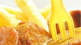 Für den Vergleich treten die günstige Rewe-Currywurst von Ja! für 1,44 Euro, die etwas höherpreisige Rewe-Eigenmarke Curry Kult für 2,19 Euro und das Markenprodukt Curryking von Meica für 2,29 Euro an. Das Fazit im Blindtest: Der Curryking kann nicht überzeugen, die Ja!-Wurst fällt komplett durch. Nur die Wurst von Curry Kult schmeckte den Testern. 