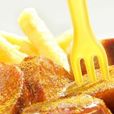 Für den Vergleich treten die günstige Rewe-Currywurst von Ja! für 1,44 Euro, die etwas höherpreisige Rewe-Eigenmarke Curry Kult für 2,19 Euro und das Markenprodukt Curryking von Meica für 2,29 Euro an. Das Fazit im Blindtest: Der Curryking kann nicht überzeugen, die Ja!-Wurst fällt komplett durch. Nur die Wurst von Curry Kult schmeckte den Testern. 