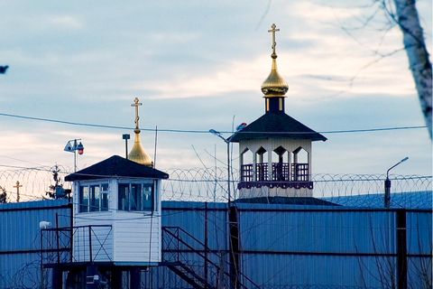 Nach Kritik an den Zuständen in Russlands Gefängnissen haben zwei russische Menschenrechtler in Frankreich politisches Asyl erhalten.