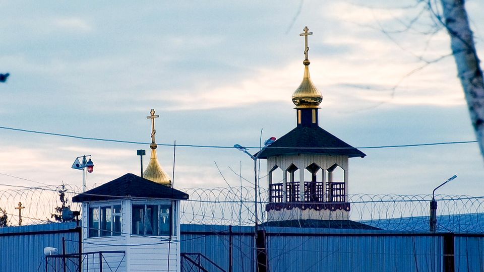 Nach Kritik an den Zuständen in Russlands Gefängnissen haben zwei russische Menschenrechtler in Frankreich politisches Asyl erhalten.