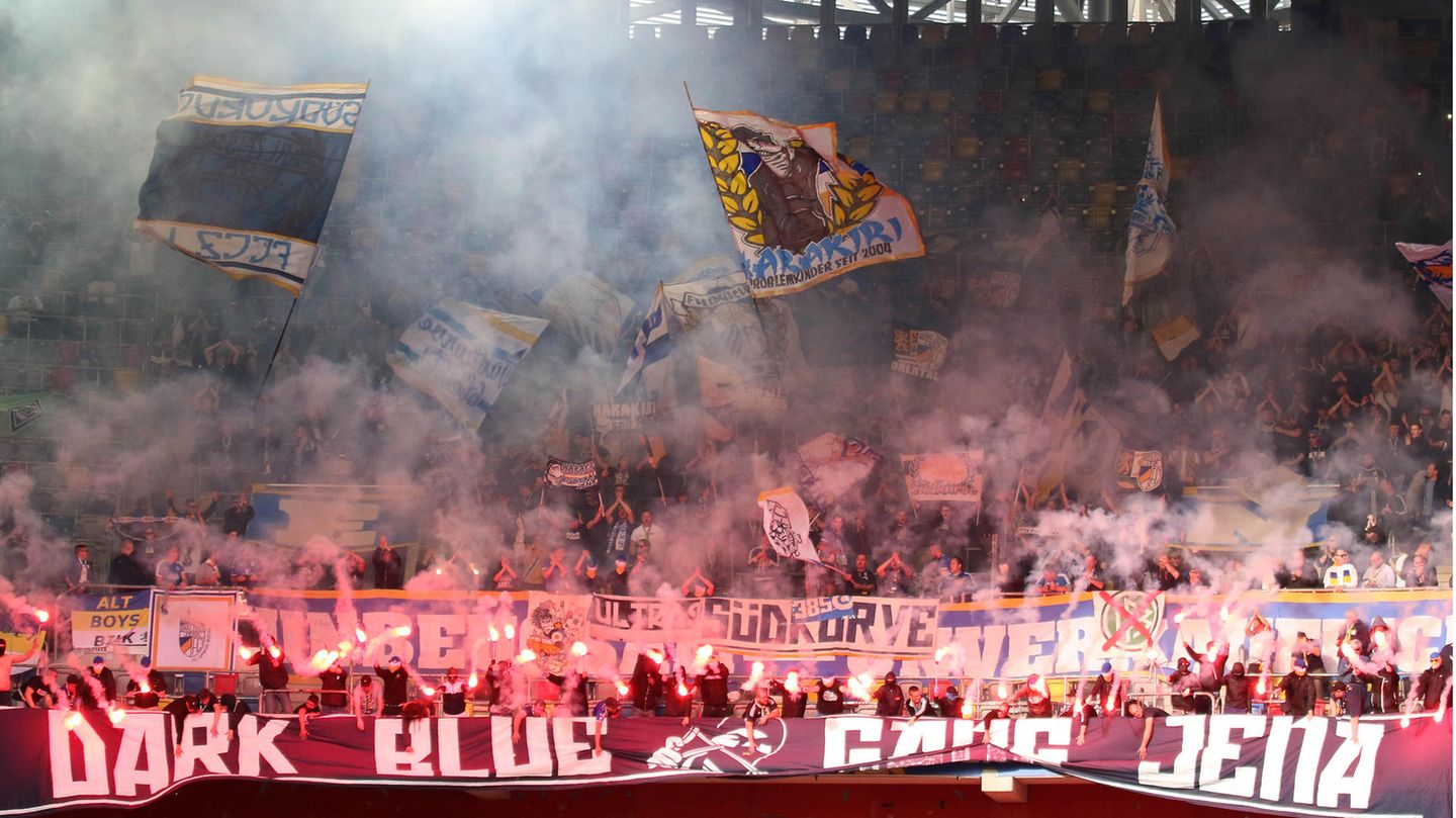 Pyrotechnik im Jena-Fanblock