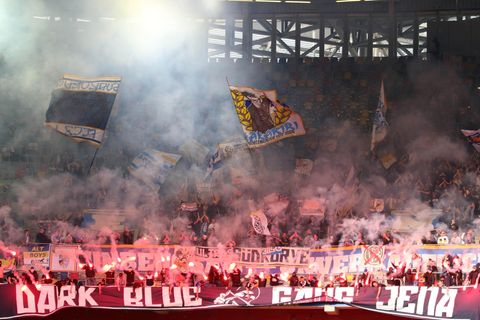 Pyrotechnik im Jena-Fanblock