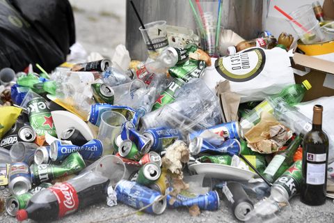 Zurückgelassener Müll türmt sich in der Stadt Zürich am Straßenrand.