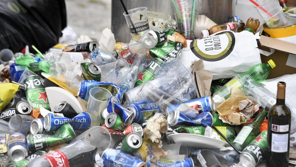 Zurückgelassener Müll türmt sich in der Stadt Zürich am Straßenrand.
