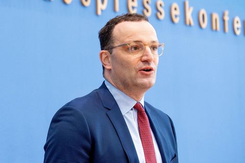 Bundesgesundheitsminister Jens Spahn spricht auf einer Pressekonferenz