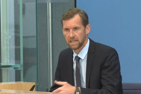 Video: Charite-Impf-Experte wirbt für Booster-Kampagne