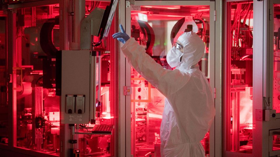 Ein Mitarbeiter von VW steht in einem Reinraum zur Produktion von Batteriezellen im VW Werk Salzgitter