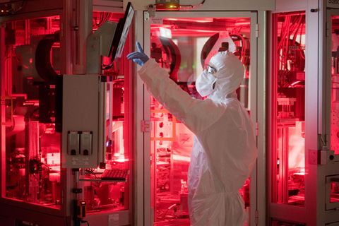 Ein Mitarbeiter von VW steht in einem Reinraum zur Produktion von Batteriezellen im VW Werk Salzgitter