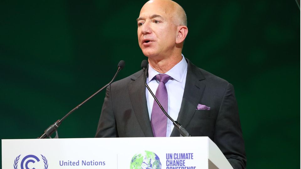 Jeff Bezos am Rednerpult während der Klimakonferenz in Glasgow