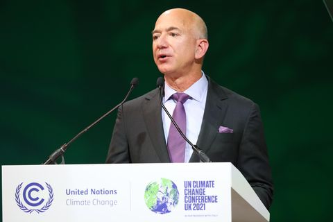 Jeff Bezos am Rednerpult während der Klimakonferenz in Glasgow