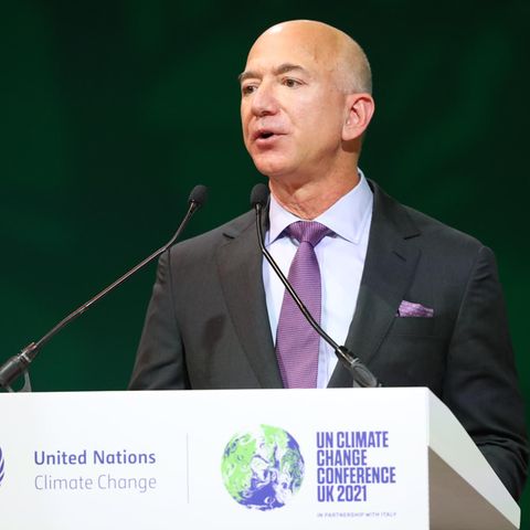 Jeff Bezos am Rednerpult während der Klimakonferenz in Glasgow
