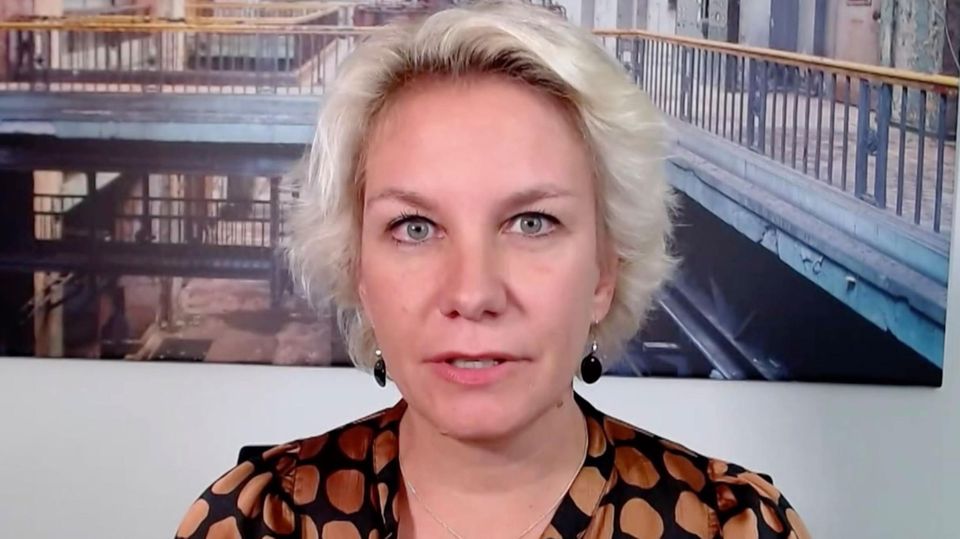 Anwältin im Interview: Ungeimpften-Lockdown und 2G am Arbeitsplatz: Ist das rechtlich möglich? Anwältin im Interview: Ungeimpften-Lockdown und 2G am Arbeitsplatz: Ist das rechtlich möglich?