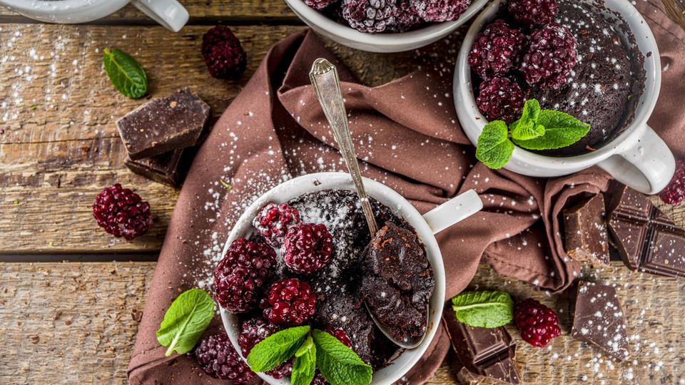 Für Naschkatzen: Veganer Drei-Minuten-Brownie aus der Mikrowelle | STERN.de