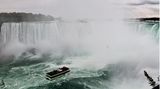 So kennen viele die Niagarafälle: der große, u-förmige Wasserfall, der in die Tiefe rauscht. Davor ist ein Boot.